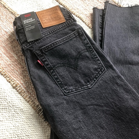 NWT Levi’s Wedgie Straight Grey Raw Hem Jeans - Picture 6 of 6
